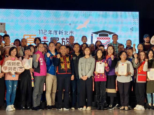 新北市原住民族部落大学在板桥435艺文特区举行开学典礼，新北市长侯友宜穿上排湾族服装、以校长身分到场。（陈慰慈摄）