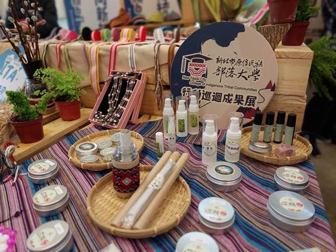 新北市原住民族部落大学在板桥435艺文特区举行开学典礼，现场展示学员过去学习的成果。（陈慰慈摄）