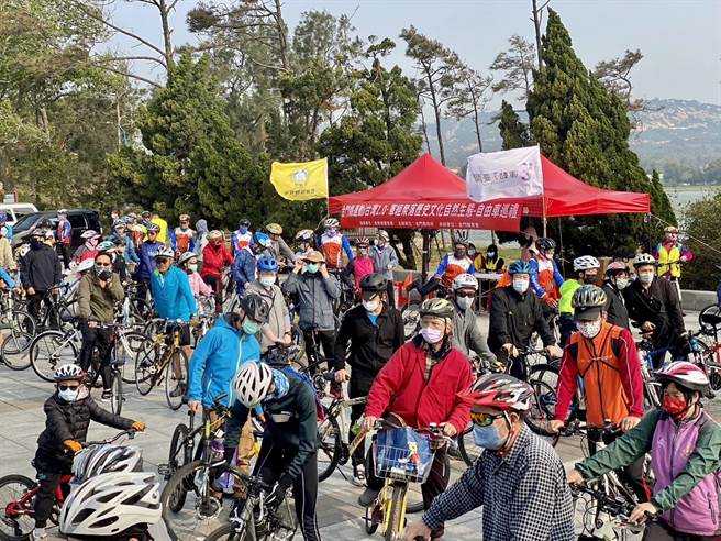 「2023年运动i台湾2.0-军经自由车之旅」，今日上午在金湖中正公园广场集合出发，吸引大批民眾参加。(图／金门县教育处提供)