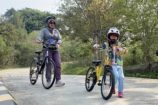 「2023年运动i台湾2.0-军经自由车之旅」吸引不少热情民眾一家大小结伴骑车同行，增进亲子天伦之乐。(图／金门县教育处提供)