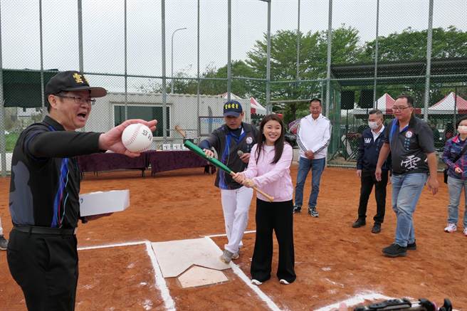 「青埔杯慢速垒球锦标赛」全台16支队伍竞技，由青埔教育基金会董事长张嘉郡（左三）开球。（张朝欣摄）