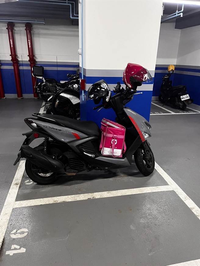 郭男的机车上还放着外送箱，企图掩人耳目。（警方提供）