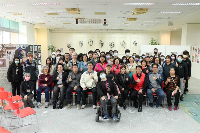 校園變作奇幻藝廊，留德壁畫大師謝璨羽於3月28日起在華夏科技大學舉辦「藝想天開奇幻創作展」。（華夏科技大學提供）