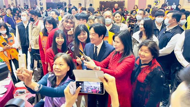 副总统赖清德出席新北市嘉义同乡会会庆，眾多支持者争相合照，展现惊人气势。（吕健豪摄）