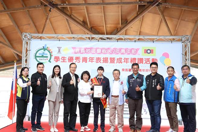 嘉义市长黄敏惠颁奖表扬吴宜柔同学。（嘉义市政府提供／廖素慧嘉市传真）