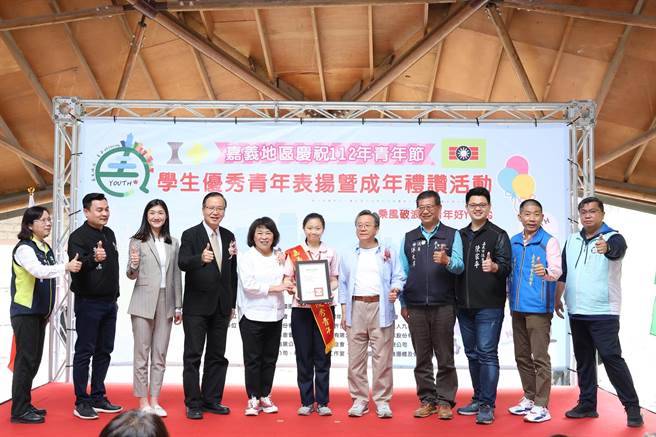 嘉义市长黄敏惠颁奖表扬张晏甄同学。（嘉义市政府提供／廖素慧嘉市传真）