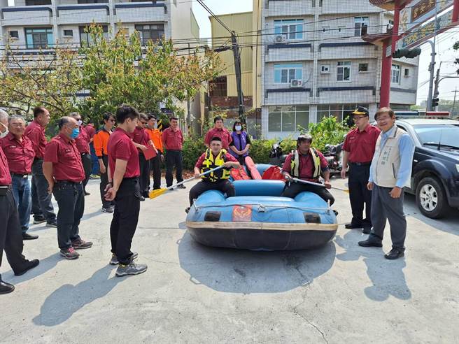 台南市政府消防局第二大队8日集结警消、义消及区公所人员出动至易淹水区域、保全户对象住所宣导防汛。（台南市政府消防局提供／张毓翎台南传真）