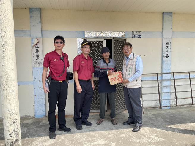 消防局偕同区公所探视保全户。（台南市政府消防局提供／张毓翎台南传真）