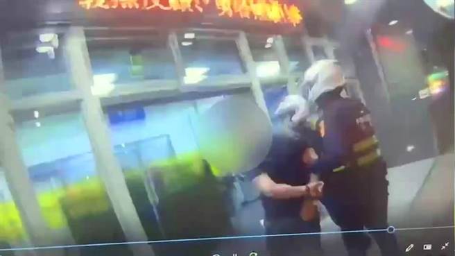 警方將梅男帶回警局。（警方提供）