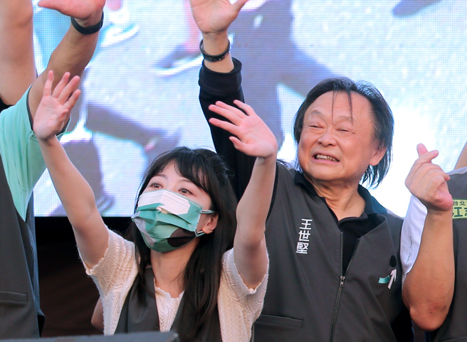 民進黨立委高嘉瑜(左)及台北市議員王世堅(右)將參加黨內立委初選。（資料照,黃世麒攝）