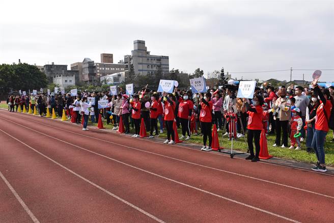 苗栗縣政府舉辦的第2場親子運動嘉年華，8日上午在苑裡鎮運動場登場。（謝明俊攝）