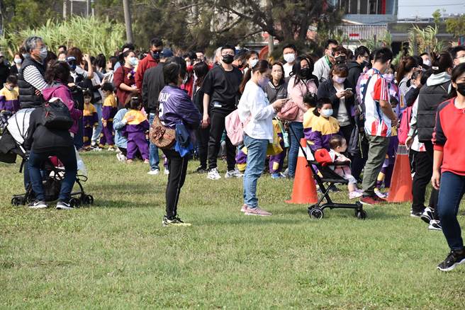苗栗縣政府舉辦的第2場親子運動嘉年華，8日上午在苑裡鎮運動場登場，許多父母帶著幼兒一同參加。（謝明俊攝）