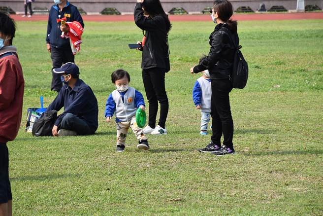 苗栗縣政府舉辦的第2場親子運動嘉年華，8日上午在苑裡鎮運動場登場，許多父母帶著幼兒一同參加。（謝明俊攝）
