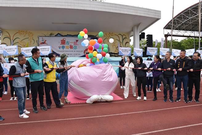 苗栗縣政府舉辦的第2場親子運動嘉年華，8日上午在苑裡鎮運動場登場，苗栗縣長夫人陳美琦等一同主持開幕式。（謝明俊攝）