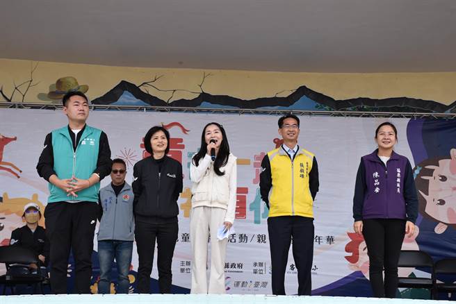 苗栗縣政府舉辦的第2場親子運動嘉年華，8日上午在苑裡鎮運動場登場，苗栗縣長夫人陳美琦（中）等一同主持開幕式。（謝明俊攝）