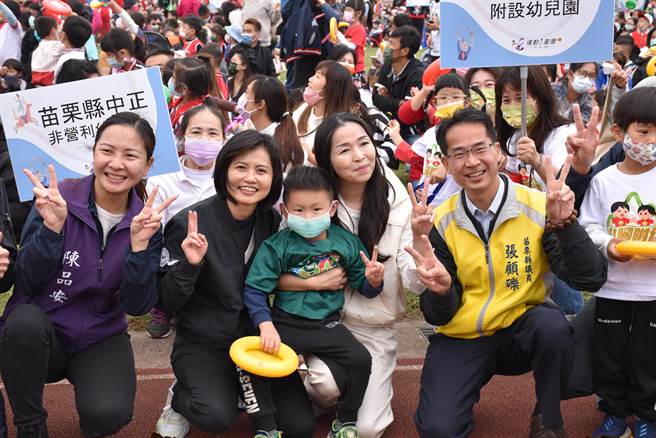 苗栗縣政府舉辦的第2場親子運動嘉年華，8日上午在苑裡鎮運動場登場，苗栗縣長夫人陳美琦等陪同小朋友同歡。（謝明俊攝）