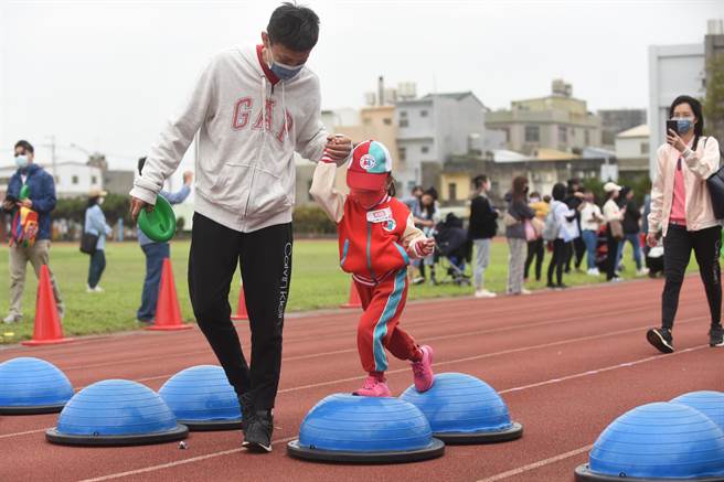 苗栗縣政府舉辦的第2場親子運動嘉年華，8日上午在苑裡鎮運動場登場，親子一同上場同歡。（謝明俊攝）