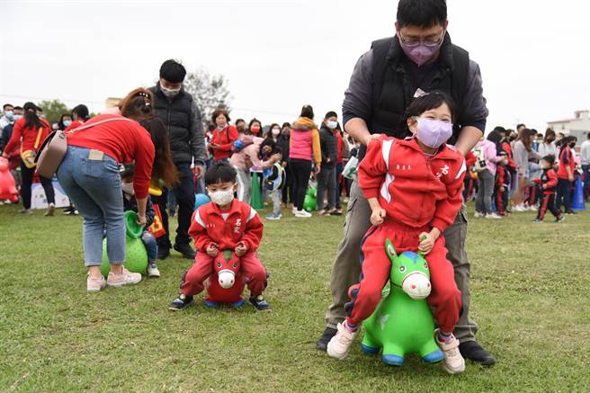 苗栗縣政府舉辦的第2場親子運動嘉年華，8日上午在苑裡鎮運動場登場，親子一同上場同歡。（謝明俊攝）