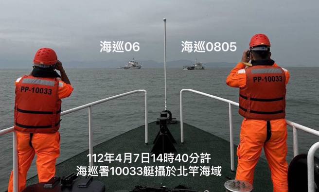 中共「海巡06」和「海巡0805」船企图接近「闽珠捌号」，但全程被我方监控。(翻摄管碧玲脸书)
