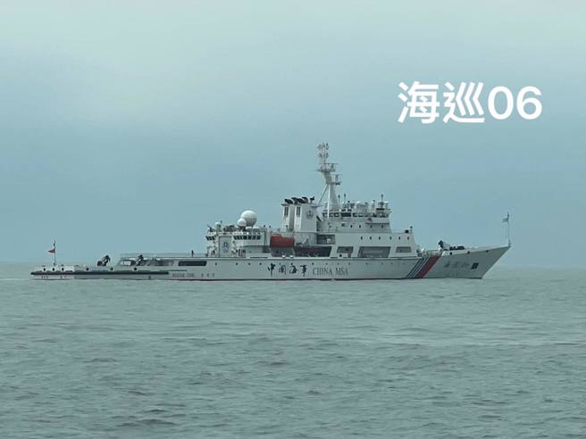 中共「海巡06」和「海巡0805」船企图接近「闽珠捌号」，但全程被我方监控。(翻摄管碧玲脸书)
