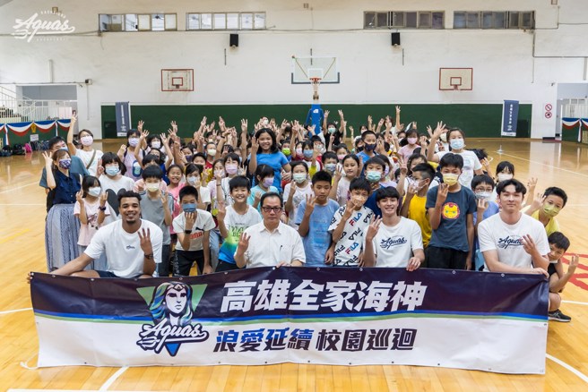 海神球员昨天造访油厂国小。(高雄全家海神提供)