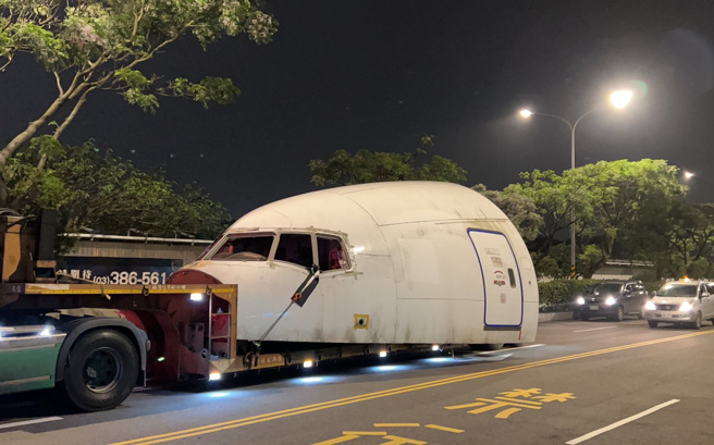 朝阳科大出动拖板车，载运波音777客机。（朝阳科大提供）