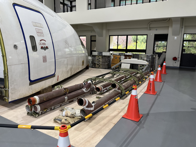 飞航教室还原机舱设备，模拟客舱情境。（朝阳科大提供）