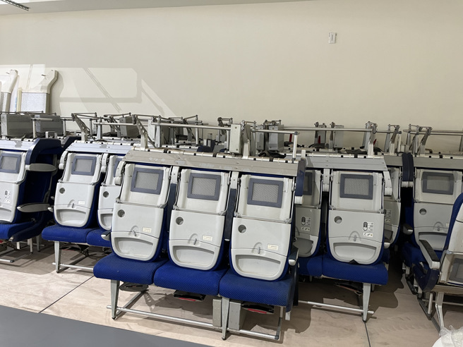 连商务舱、经济舱座椅，都被学校买回来。（朝阳科大提供）