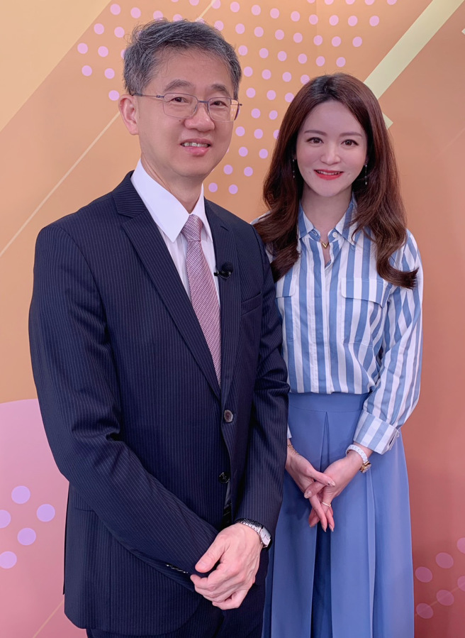 台湾运彩总经理林博泰（左）上时来运转节目，与主持人尉迟佩玉谈运彩眉角。（林胜发摄）