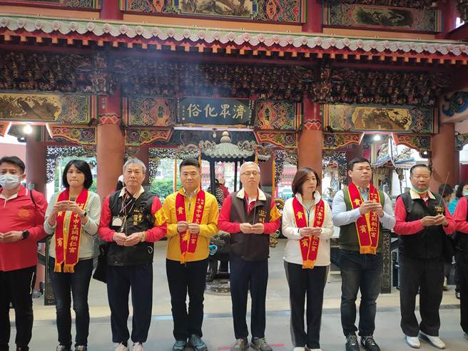 台中乌日玉阙朝仁宫举办遶境会香，日前派人代为领表登记参选中二选区的顏宽恒与民进党现任立委林静仪同框团拜。（玉阙朝仁宫提供／冯惠宜台中传真）