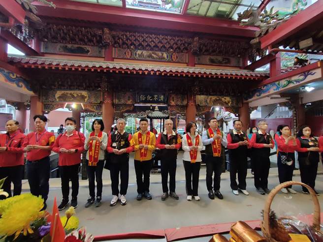 台中乌日玉阙朝仁宫举办遶境会香，日前派人代为领表登记参选中二选区的顏宽恒与民进党现任立委林静仪同框团拜。（玉阙朝仁宫提供／冯惠宜台中传真）