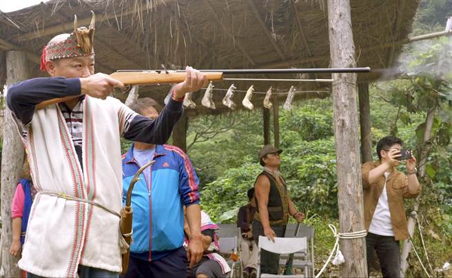 韩国瑜今天意外在台东县延平乡布农族射耳祭现身。（民眾提供）