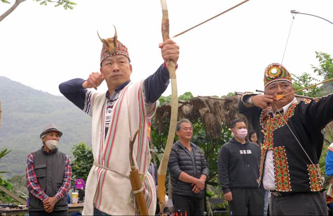韩国瑜今天意外在台东县延平乡布农族射耳祭现身。（民眾提供）