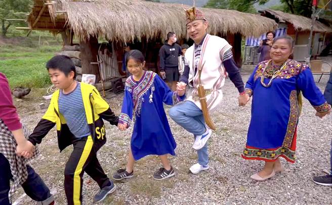 韩国瑜今天意外在台东县延平乡布农族射耳祭现身。（民眾提供）