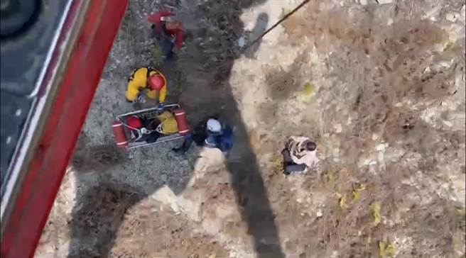 仁愛鄉山域事故1天2起，黑鷹直升機兩度空援吊掛。（空勤總隊第二大隊第三隊提供／廖志晃南投傳真）