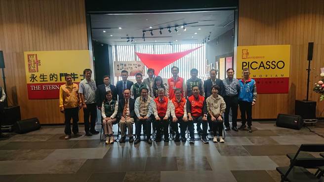 行政院长陈建仁（前排中）到永康总图参加张惠华教授的毕卡索分享画展，参观前先与大家合影留念。