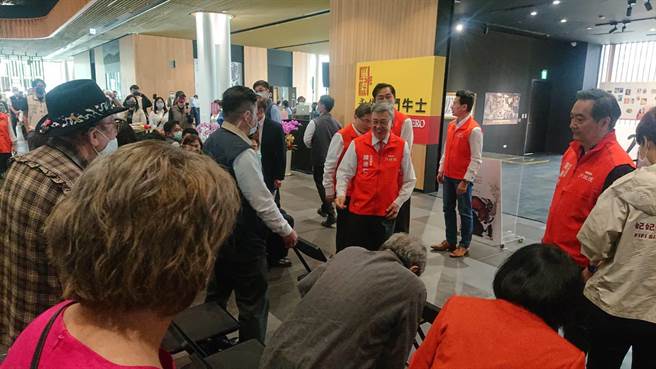 行政院长陈建仁到永康台南图书馆参观收藏画展。（程炳璋摄）
