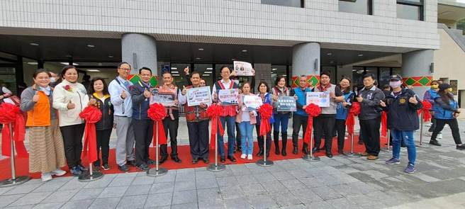 桃園市長張善政今日於復興區羅浮多功能辦公廳落成典禮現場，與大溪警分局一同宣導反詐騙觀念。（翻攝照片／蔡明亘桃園傳真）