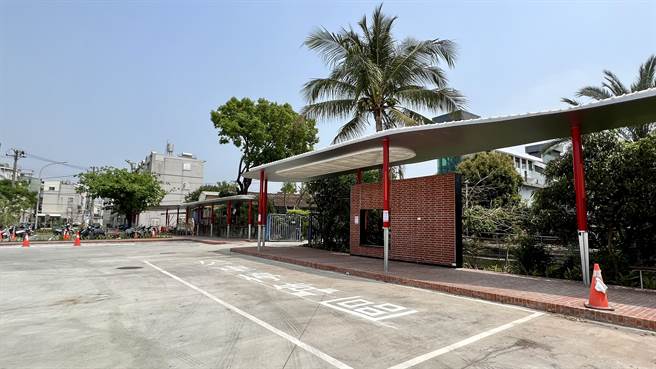 民眾下火車後要轉乘公車，能便捷地就近搭乘。（張毓翎攝）