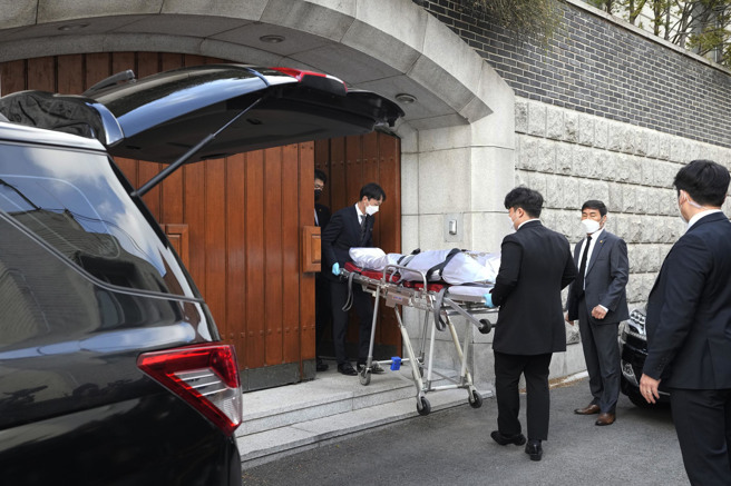全斗焕2021年11月去世时，遗体移出住所大门。（资料照／美联社）