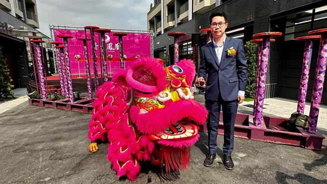 隆大副董事长陈又齐指出，「隆大凤凰」透天造镇案，前3期从2020年进场以来，共推出153户透天别墅，目前已完销交屋。（柯宗纬摄）