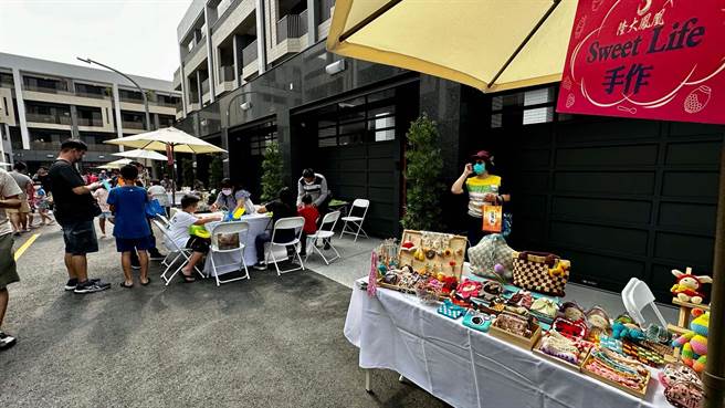 8日的完工庆活动有社区派对嘉年华、文创餐车等活动，吸引民眾同欢。（柯宗纬摄）