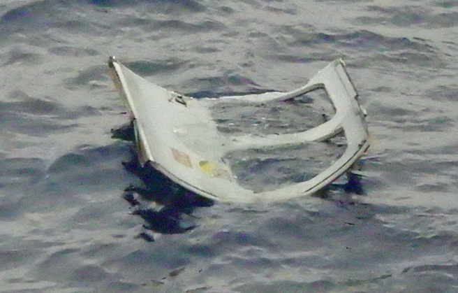 日本陆上自卫队一架黑鹰直升机6日下午在冲绳县宫古岛附近海域失联，搜救人员6日在海面发现疑似飞机残片的物体。（日本海上保安厅提供，路透社）