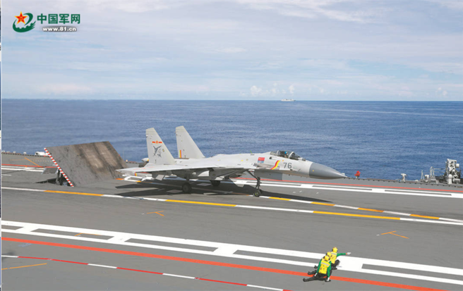 大陆军事专家指此次环台战备警巡具航母参演等五大特点。示意图为歼-15战斗机在山东舰准备起飞。（中国军网）