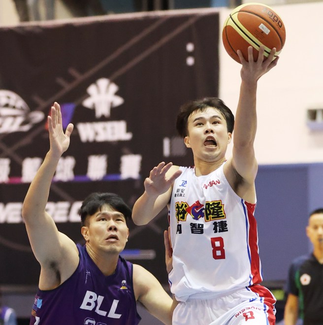 柯旻豪(右)。(中华篮协提供)