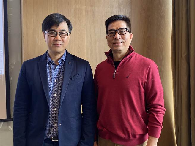 百货柜姐、咖啡店老板加入保险行列，安联人寿业务长刘育群(右)表示，过去挖不动的优秀人才也加入，安联业务员收入平均增6％；左为总经理林顺才。(洪凯音摄)