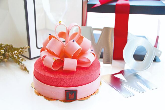 日月千禧母亲节蛋糕「乐爱献礼」，5月7日前预订，享早鸟价999元。图／台中日月千禧酒店提供