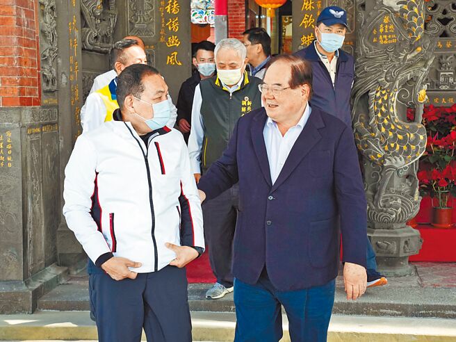 国民党前秘书长李乾龙（前排右）强调，郭台铭不是党员没资格参加初选，而侯友宜（前排左）也不要等党内徵召，现在就要勇于表态。（黄敬文摄）