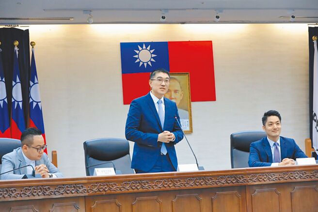 基隆市議長童子瑋（左一）與市長謝國樑（左二）7日前往台北市政府與台北市長蔣萬安（右一）會面，並前往參訪貓空纜車。謝國樑表示，將透過此次交流與學習，作為將來推動共享運具，促進西岸纜車建設的參考。（基隆市政府提供/徐佑昇基隆傳真）