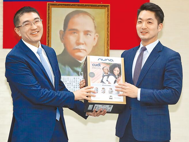 基隆市長謝國樑（左）7日率隊拜訪臺北市長蔣萬安（右）進行交流，雙方交換禮物時，謝國樑贈送育兒用品，讓同是當父親的蔣萬安深感受用。（鄭任南攝）
